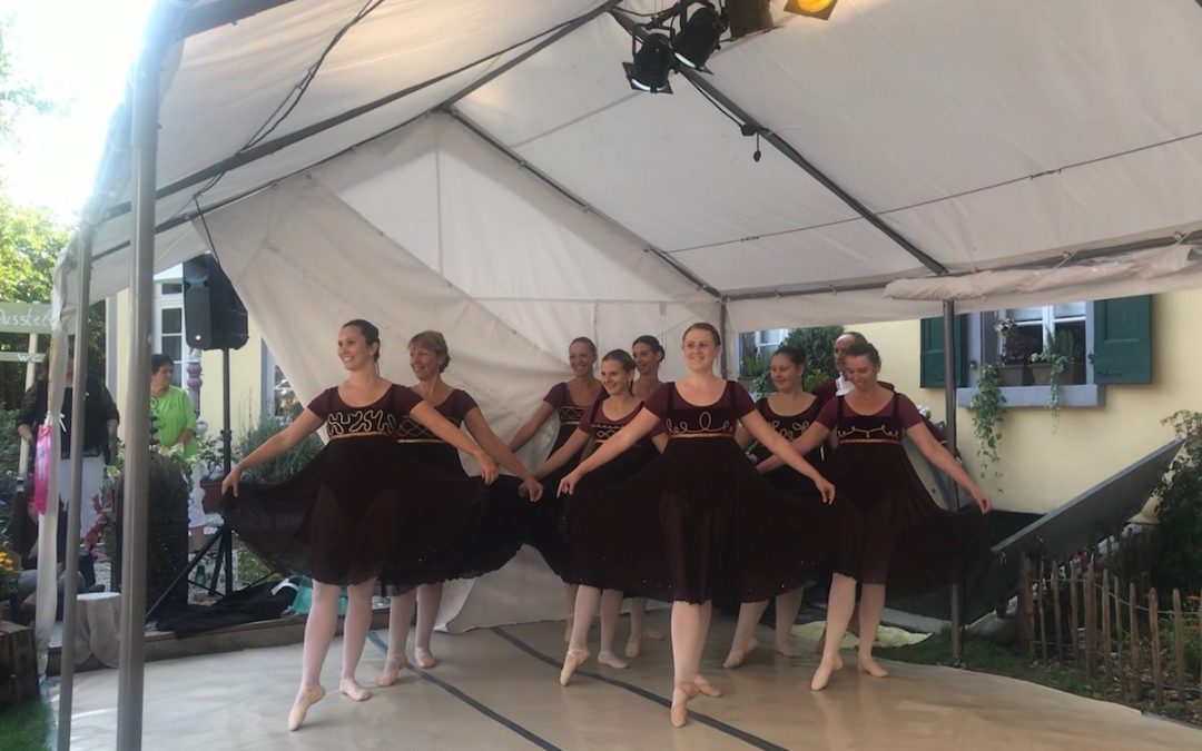 Ballett Erwachsene auf dem Sommer Zauber Markt